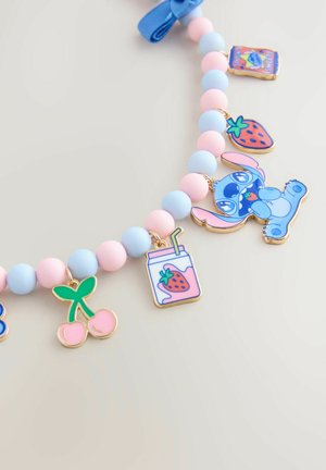 Pasztell rózsaszín és kék gömbölyű gyöngyökből készült nyaklánc, több színes charm-mel, beleértve egy karaktert, gyümölcsöt és italt.