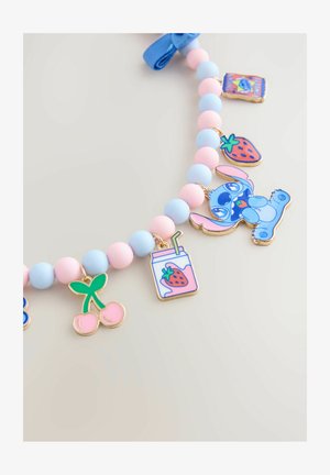 Collana di perline con sfere di colore rosa pastello e blu, arricchita con diversi charm colorati, tra cui un personaggio, un frutto e una bevanda.