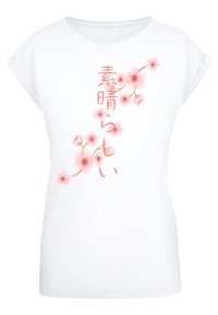 Weißes T-Shirt mit kurzen Ärmeln, das rosa Kirschblüten-Drucke und japanische Schriftzeichen in vertikaler Anordnung auf der Vorderseite zeigt.