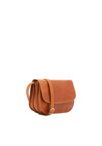 Borsa a spalla in pelle marrone con chiusura a pattina, tracolla regolabile e più scomparti. Texture liscia e design minimalista.