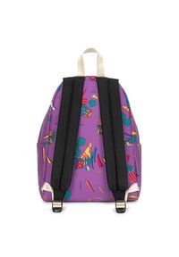 Fialový batoh s živými geometrickými vzory v zelené, žluté, červené a modré barvě. Černé polstrované popruhy a horní ucho nabízejí možnosti nošení.