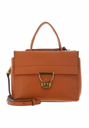 Sac à main en cuir marron avec poignée supérieure, bandoulière amovible et fermoir doré en forme de U sur le rabat avant.