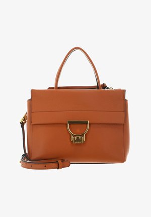 Braune Ledertasche mit oberem Griff, abnehmbarem Schulterriemen und goldfarbenem U-förmigem Verschluss an der vorderen Klappe.