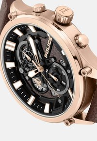 Orologio cronografo con cassa in oro rosa, quadrante nero e cinturino in pelle marrone strutturato. Presenta grandi indici delle ore e tre sottoquadranti.