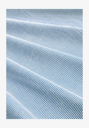 Țesătură în dungi albastre și albe, cu dungi subțiri și uniforme pe o suprafață moale și texturată, așezată în valuri blânde.