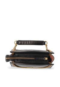 Borsa in pelle nera con chiusura a zip, dettagli in catena dorata e manico corto. Texture liscia con una forma compatta e rettangolare.