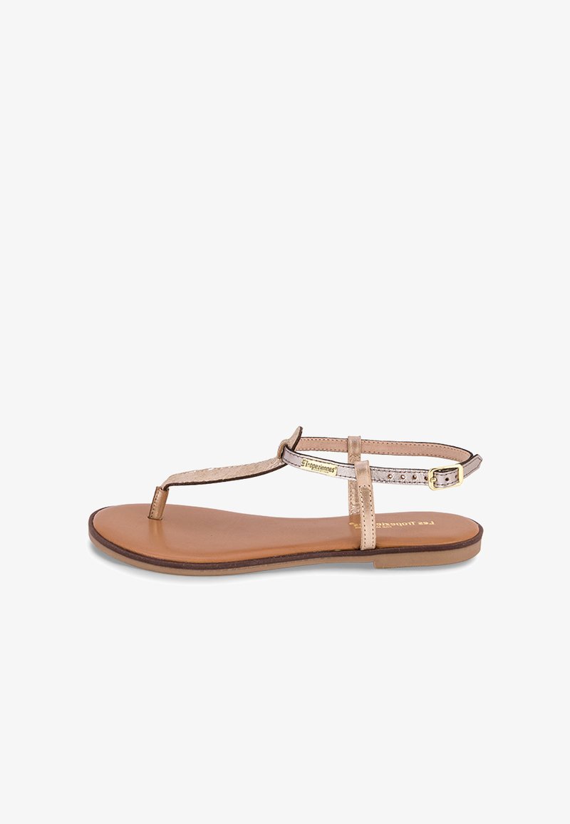 Bruine leren teenslipper met metallic gouden banden en gesp. Platte zool met een gladde afwerking, eenvoudig ontwerp.