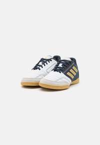 adidas Performance TOP SALA COMPETITION UNISEX - Botines de fútbol sala - footwear white/gold metallic/aurora ink
