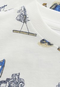 Weißer Baumwollstoff mit blauen und gelben Druckmotiven zum Thema Bau, einschließlich Lastwagen und Kränen, mit einem gerippten Kragen.