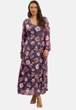 Robe longue et fluide en violet foncé avec des motifs floraux roses. Présente un décolleté en V, des manches longues et un tissu léger et transparent.