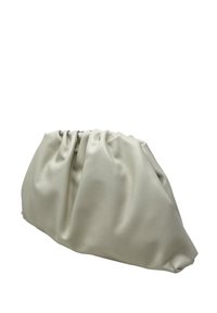 Krémová kožená psaníčko s nabíraným designem. Měkká textura a zaoblený tvar, s lemy podél stran.