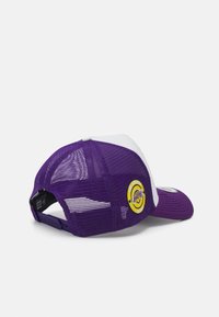 Lila Mesh-Cap mit weißem Frontpanel, gebogenem Schirm und einem gestickten gelben Logo. Verstellbarer Snapback-Verschluss hinten.