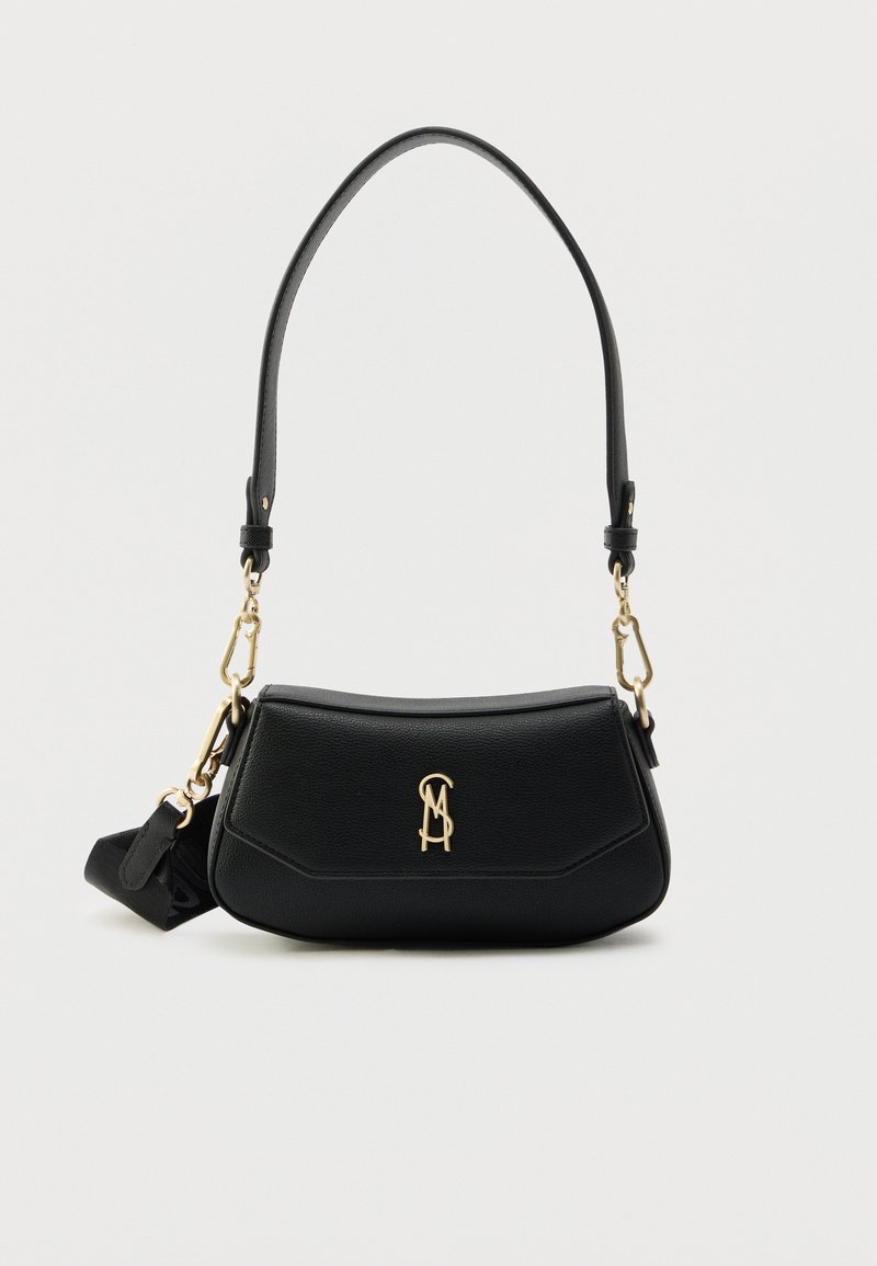 Geantă de mână din piele neagră, cu formă structurată, accesorii aurii și detaliu cu logo. Dispune de o curea detașabilă pentru versatilitate.
