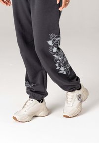Ed Hardy BASE RUNNER CROSS - Zapatillas - sand