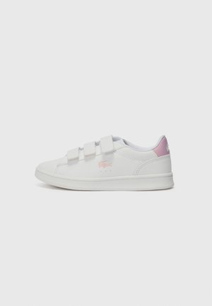 Baskets blanches avec trois sangles Velcro, tige en cuir texturé, logo rose au talon, et design minimaliste avec des détails perforés.