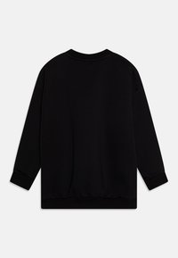 Svart hettegenser med lange ermer, rund hals og ribbestrikkede mansjetter. Den har en glatt tekstur og en avslappet passform, med en subtilt samlet nederkant.