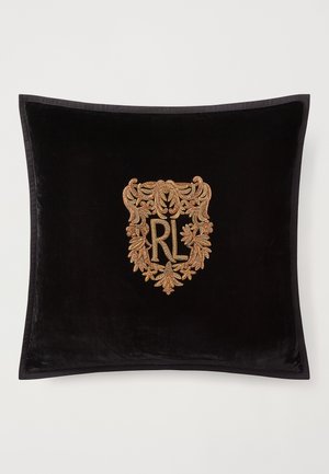 Almofada de veludo preto com um brasão bordado em dourado e bronze, apresentando "RL" e detalhes florais intricados. Textura suave e forma retangular.