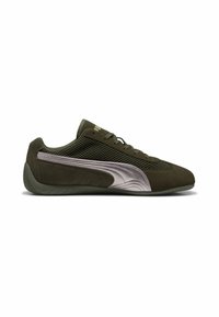 Zapatilla deportiva verde de ante con paneles de malla, detalles plateados y un pequeño logo. Cuenta con un perfil bajo y suela de goma texturizada para un mejor agarre.