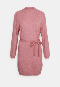 Abito rosa a maglia con maniche lunghe, scollatura alta e vita con cintura. Presenta una consistenza morbida e polsini e orlo a coste.