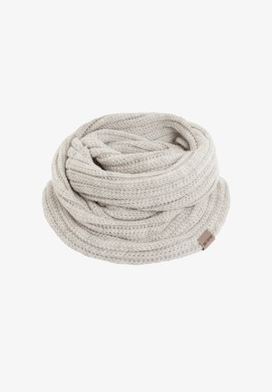 Lichtbeige gebreide wol sjaal met geribbelde textuur, opgerold in een cirkelvormige vorm, met een klein bruin stoffen label op de rand.