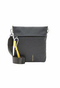 Borsa nera testurizzata con chiusura a zip, tracolla regolabile e un accento giallo. Presenta hardware metallico e un logo audace. Forma rettangolare.