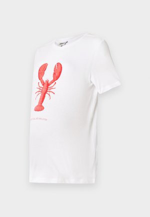 Hvit bomull T-skjorte med et rødt hummerdesign i sentrum. Teksten under designet sier: "Bare kall meg selvisk." Korte ermer.