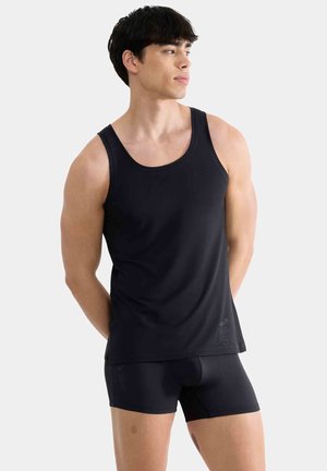 Zwart atletisch hemd van gladde stof, met een ronde hals en een licht aansluitende pasvorm, gedragen met bijpassende zwarte shorts.