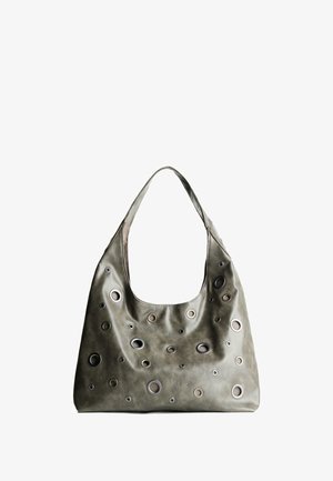 Borsa a tracolla in pelle verde oliva con un design morbido, caratterizzata da tagli circolari di diverse dimensioni e dettagli in tonalità più scure e più chiare.
