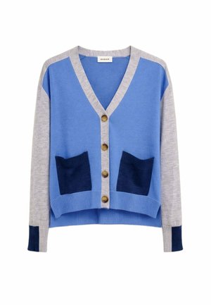 Blauer und grauer Cardigan mit langen Ärmeln, marineblauen Taschen, hölzernen Knöpfen auf der Vorderseite und marineblauen Manschettendetails.