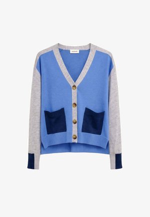 Blauer und grauer Cardigan mit langen Ärmeln, marineblauen Taschen, hölzernen Knöpfen auf der Vorderseite und marineblauen Manschettendetails.