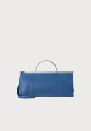 Blaues Lederhandtasche mit minimalistischer Design, ausgestattet mit einem silbernen Metallgriff und einem Schulterriemen, glatte Textur und flache Silhouette.
