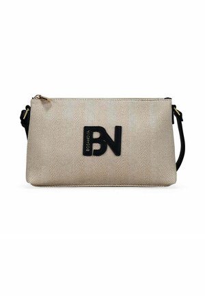 Bolso clutch rectangular texturizado beige con logo BN negro y cremallera dorada, con una correa de muñeca negra desmontable sobre fondo blanco.
