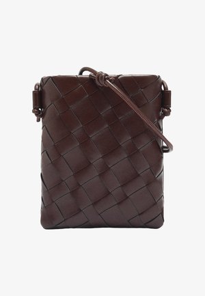 Ciemnobrązowa pleciona skórzana torba na ramię z regulowanym wiązanym paskiem i kwadratowym kształtem na białym tle.