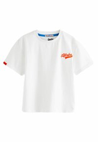 Valge puuvillane T-särk lühikeste varrukatega, millel on oranž "Real Superdry" logo ja väike punane etikett vasakul varrukal.