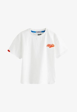Witte katoenen T-shirt met korte mouwen, voorzien van een oranje "Real Superdry" logo en een klein rood label op de linkermouw.