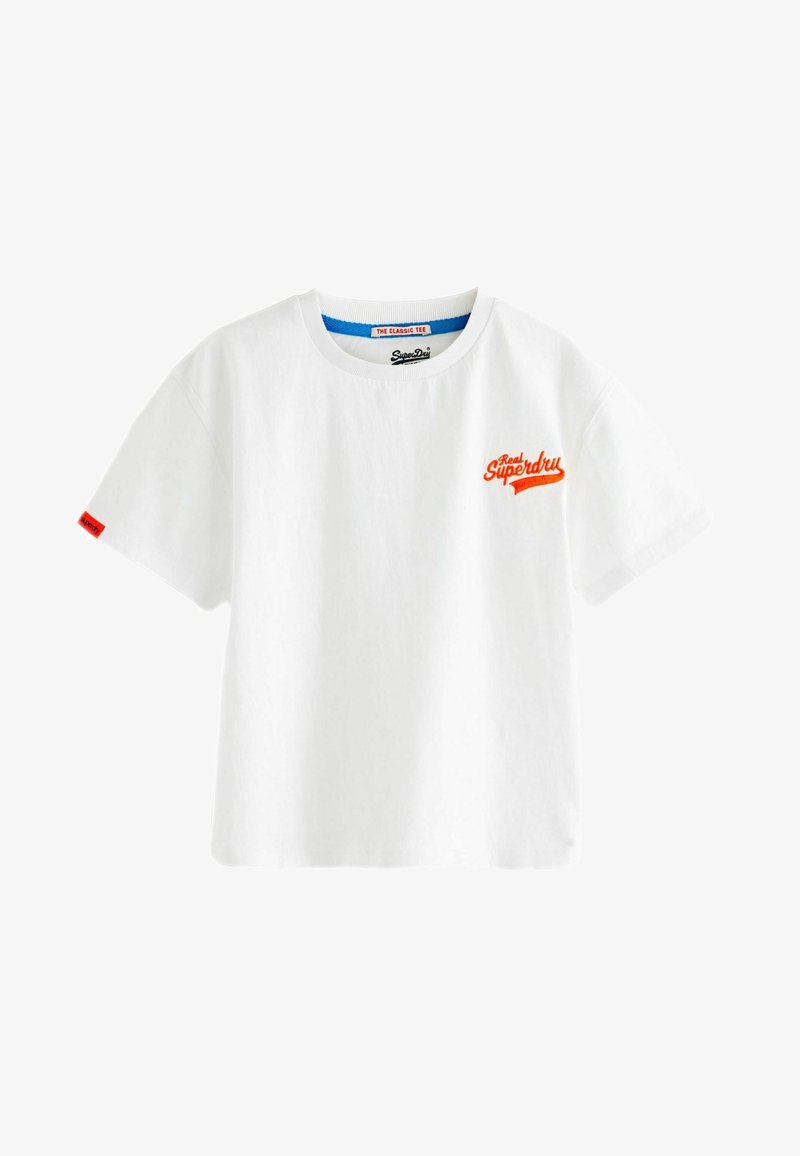 Camiseta de algodón blanca de manga corta, con un logo naranja de "Real Superdry" y una pequeña etiqueta roja en la manga izquierda.