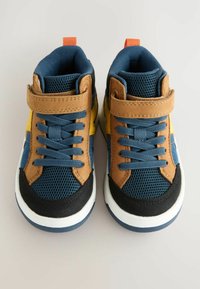 Blaue und braune High-Top-Sneaker aus Netzmaterial und Wildleder. Mit kontrastierenden gelben Akzenten, schwarzem Zehenschutz und verstellbarem Klettverschluss.