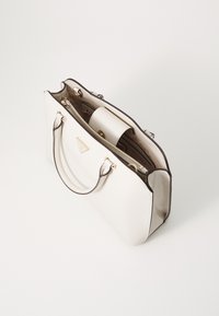 Borsa tote in pelle bianca con hardware dorato, design strutturato, doppio manico e chiusura con zip. Presenta scomparti interni e un accento logo.