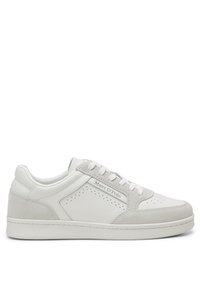 Sneaker bianca con materiali in pelle e scamosciato. Punta arrotondata, dettagli perforati, design con lacci e logo discreto sul lato.