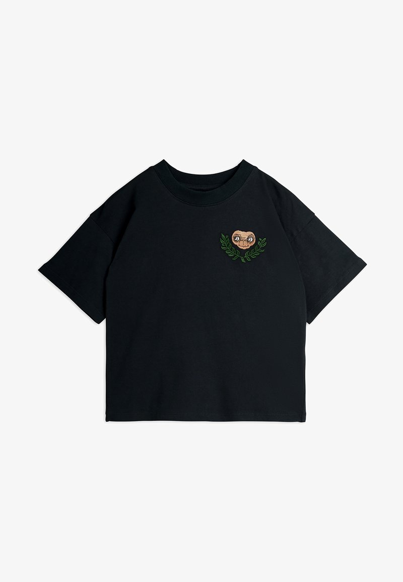 Melnas kokvilnas t-krekls ar apaļu kakla izgriezumu un īsām piedurknēm, ar izšuvumu ar sejas un lapu motīvu uz krūtīm.