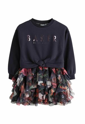 Marineblauer Sweatshirt mit "BAKER"-Logo und geknoteter Vorderseite, kombiniert mit einem schichtweisen Tüllrock mit floralem Muster.