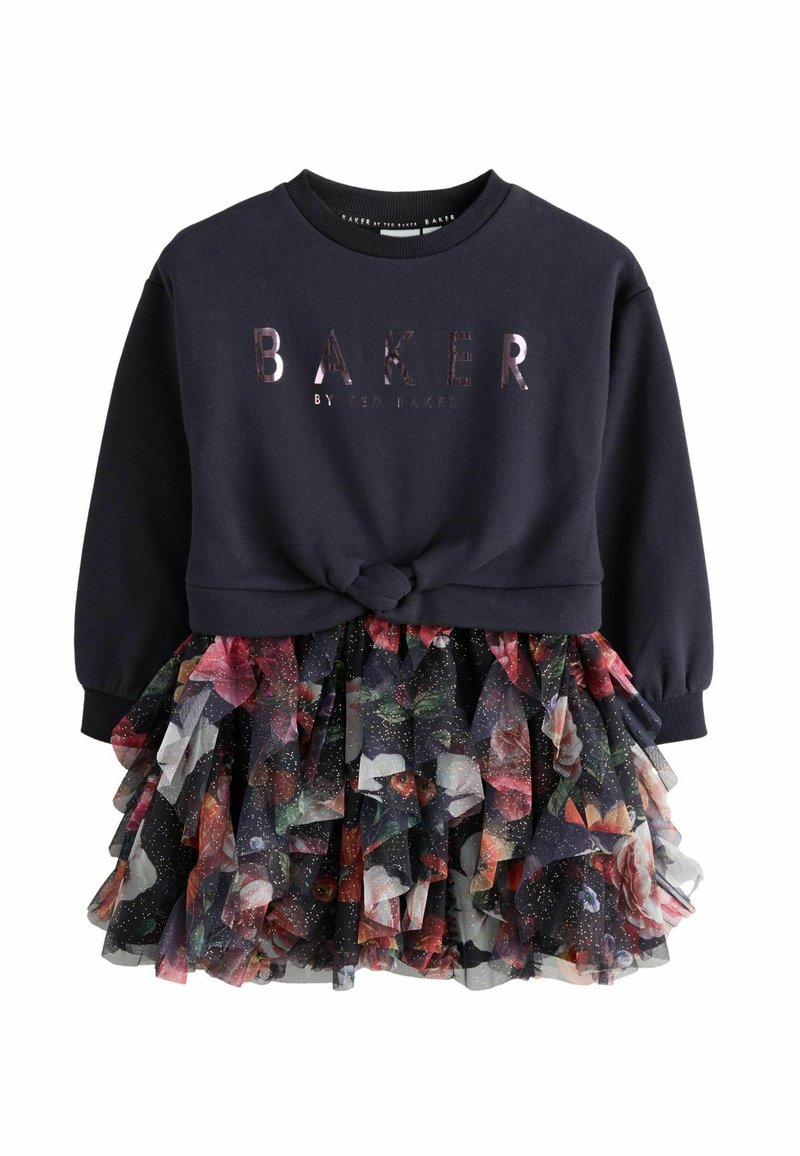 Marineblauer Sweatshirt mit "BAKER"-Logo und geknoteter Vorderseite, kombiniert mit einem schichtweisen Tüllrock mit floralem Muster.