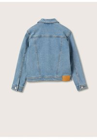 Veste en jean bleu clair avec des manches longues, un col pointu, une couture de yoke à l'avant et un patch en cuir rectangulaire sur le bas du dos.