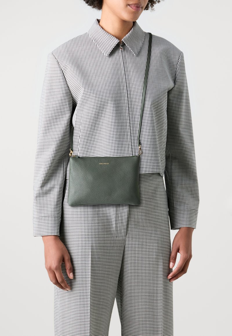 Coccinelle BEST CROSSBODY - Borsa a tracolla - alga