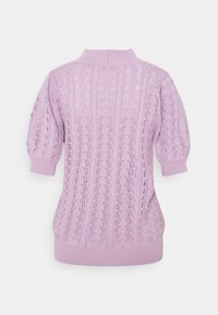 Pull en tricot violet clair avec un motif en dentelle texturé, des manches courtes bouffantes et un col et un ourlet côtelés.