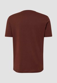 Brązowy bawełniany t-shirt z okrągłym dekoltem i krótkimi rękawami, o gładkiej fakturze i prostym, nieozdobionym wzornictwie.