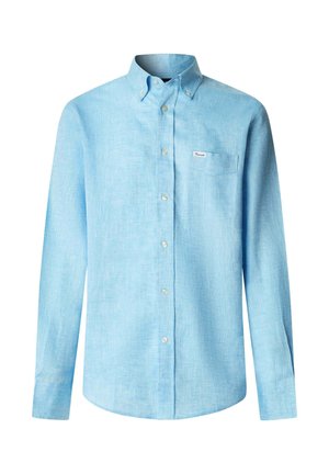 Chemise bleu clair à manches longues avec boutons, col boutonné et poche poitrine ornée d'une petite étiquette blanche.