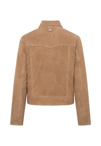 Helle Wildlederjacke mit langen Ärmeln, sichtbaren Nähten und einem mit Knopf verschlossenen Kragenschlaufen, von hinten auf weißem Hintergrund gezeigt.