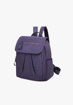 Fioletowy skórzany plecak z klapką, przednią kieszenią na zamek błyskawiczny, dwoma sznurkami oraz regulowanymi paskami. Wyróżnia się gładką teksturą i srebrnymi elementami.