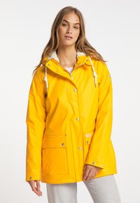 Giacca impermeabile gialla con zip frontale, cappuccio regolabile e bottoni a pressione. Presenta due tasche frontali e un rivestimento morbido.